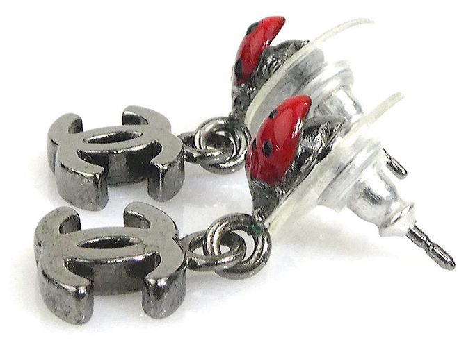 Chanel Ladybug Stecker-Ohrringe in Rot und Gunmetal Metallisch - Ansicht 4