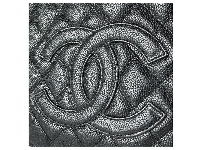 Sac à épaule Chanel en cuir de veau grainé noir - vue 11