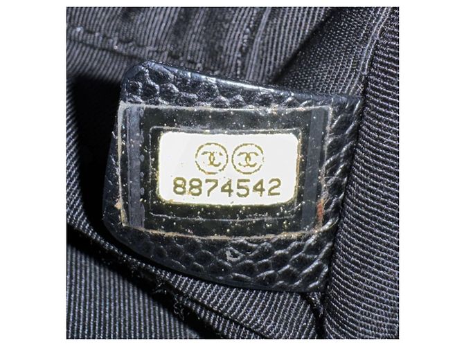 Sac à épaule Chanel en cuir de veau grainé noir - vue 14