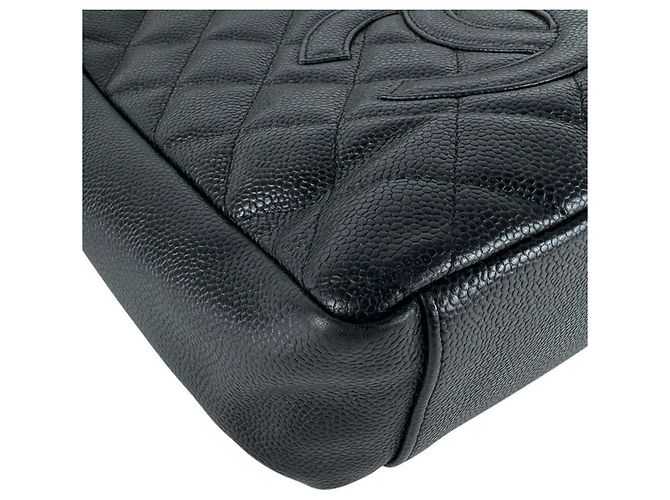 Sac à épaule Chanel en cuir de veau grainé noir - vue 9