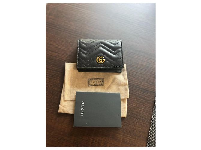 Gucci Marmont Geldbörse aus schwarzem gestepptem Leder - Ansicht 2