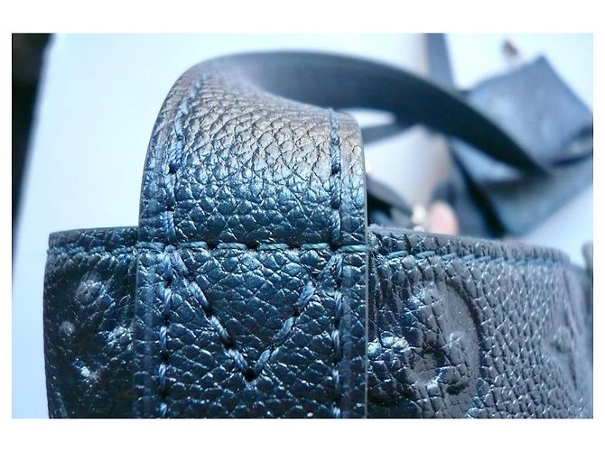 Louis Vuitton Bolsa All In BB Monogram Empreinte Couro Azul Iridescente M26430 Azul marinho - vista 13