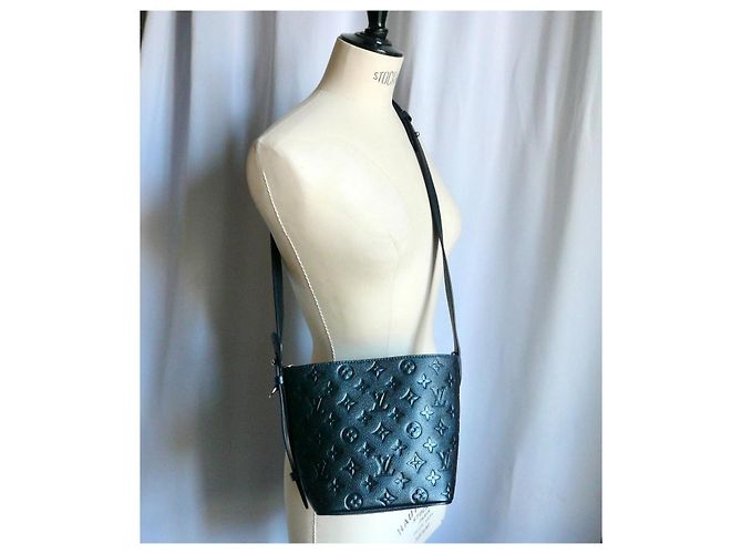 Louis Vuitton Bolsa All In BB Monogram Empreinte Couro Azul Iridescente M26430 Azul marinho - vista 15