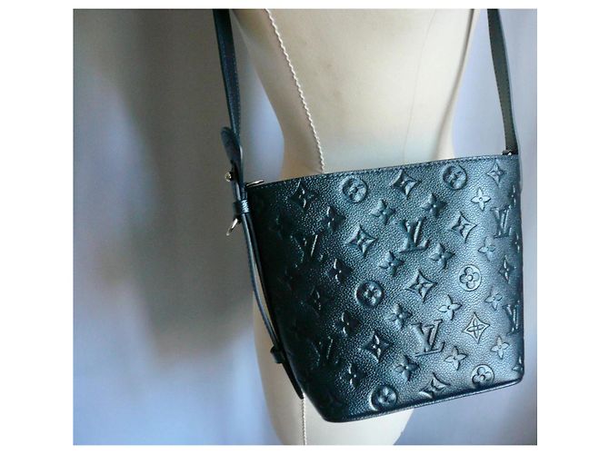 Louis Vuitton Bolsa All In BB Monogram Empreinte Couro Azul Iridescente M26430 Azul marinho - vista 3