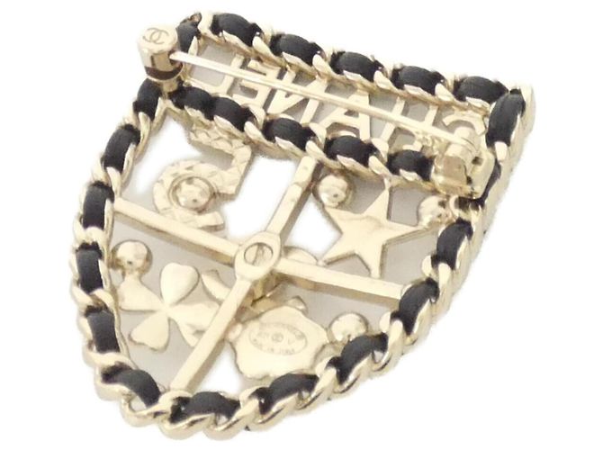 Broche Chanel AB4702 de couro preto branco e dourado - vista 2