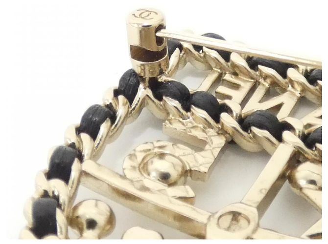 Broche Chanel AB4702 de couro preto branco e dourado - vista 3