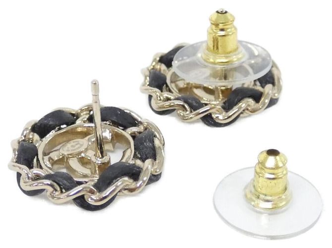 Orecchini a lobo Chanel in pelle d'agnello nera e oro Nero D'oro - vista 3