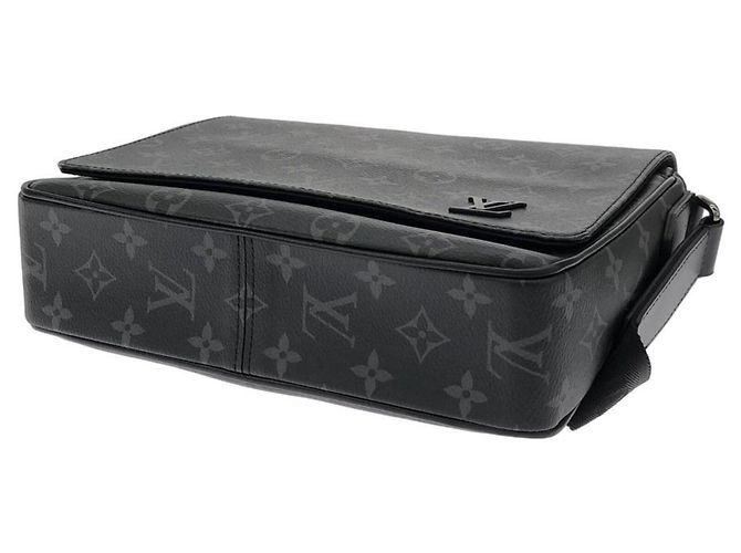 Louis Vuitton Monogram Eclipse District PM Schultertasche Schwarz - Ansicht 3