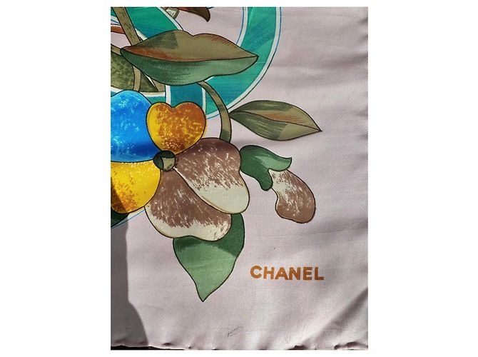 Chanel Lenço de seda estampado com flores Rosa Multicor Bege Gold hardware - vista 2