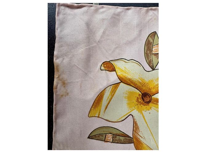 Chanel Lenço de seda estampado com flores Rosa Multicor Bege Gold hardware - vista 3