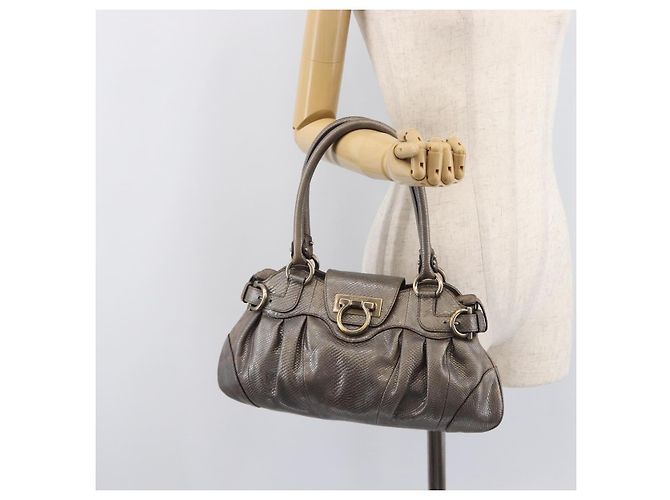 Borsa Salvatore Ferragamo Gancini effetto coccodrillo Silver Gold Auth 205427A Argento D'oro - vista 25