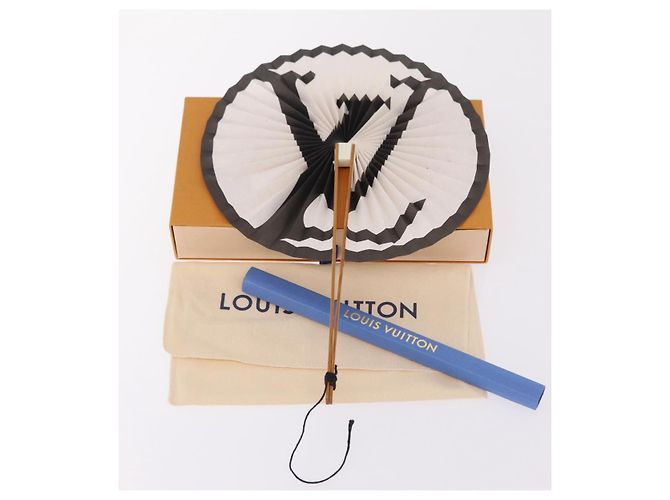 LOUIS VUITTON Éventail Japonais en Papier Not For Sale White LV Auth 167695M Blanc - vue 12