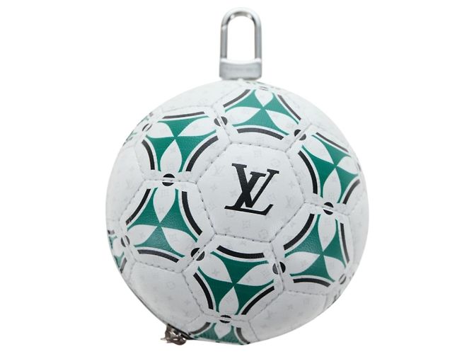 LOUIS VUITTON LV Football Pouch Leather White M02430 LV Auth 206650SM - vista 13