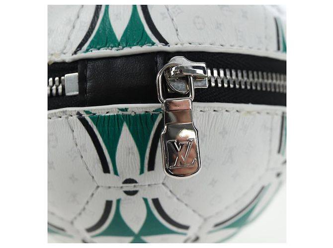 LOUIS VUITTON LV Football Pouch Leather White M02430 LV Auth 206650SM - vista 9