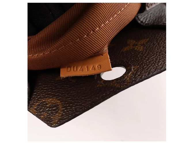 Borsa a tracolla Louis Vuitton Milk Box Monogram Canvas in marrone M44877 Beige - vista 12