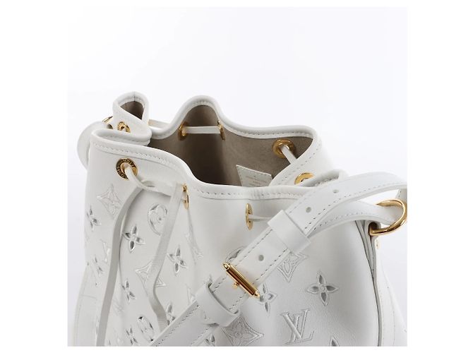 Borsa a tracolla Louis Vuitton Petit Noe NM Monogram Cutout in White M20740 Beige - vista 3