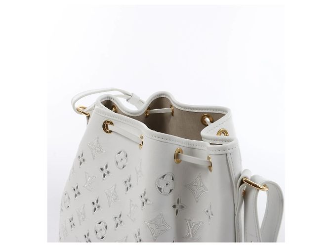 Borsa a tracolla Louis Vuitton Petit Noe NM Monogram Cutout in White M20740 Beige - vista 5