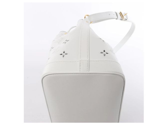Borsa a tracolla Louis Vuitton Petit Noe NM Monogram Cutout in White M20740 Beige - vista 7