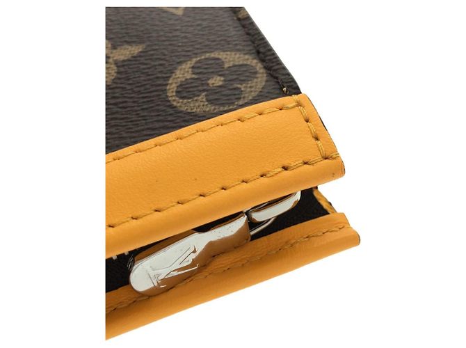 Louis Vuitton Monogram Macassar Pochette Voyage MM Marrom Dourado Amarelo - vista 5