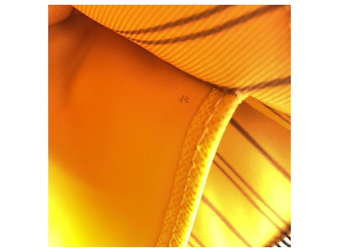 Louis Vuitton Monogram Macassar Pochette Voyage MM Marrom Dourado Amarelo - vista 8