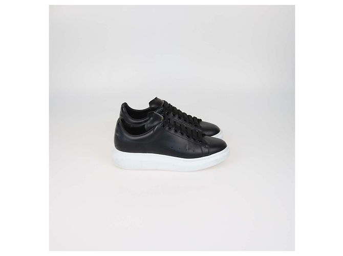 Alexander Wang Sneakers Oversized in pelle nera Alexander McQueen Nero - vista 3