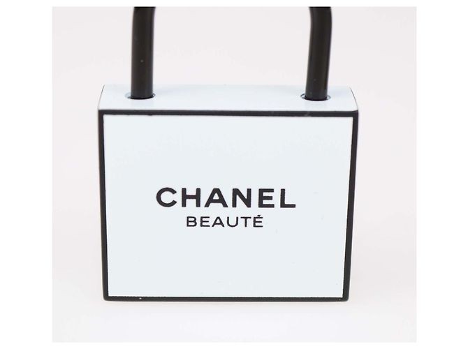 Coffret Cadeau Cadenas et Clé La Collection 2024 Chanel Noir, Blanc Acrylique - vue 5