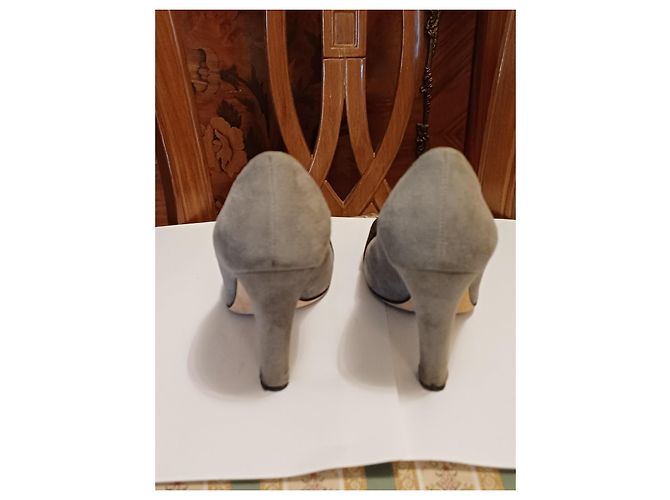 Décolleté Gucci in camoscio grigio con dettaglio GG - vista 2