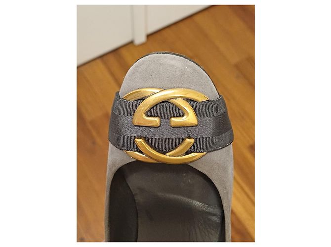 Décolleté Gucci in camoscio grigio con dettaglio GG - vista 3