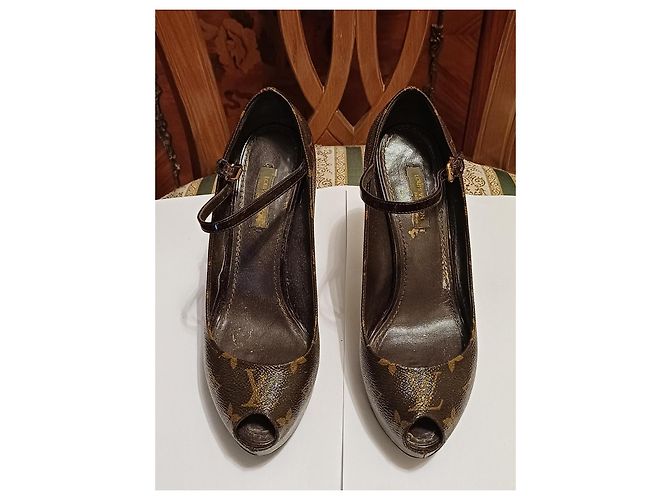 Louis Vuitton Monogram Peep-Toe Pumps Braun - Ansicht 2