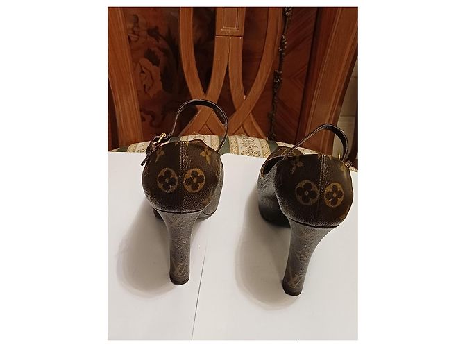 Louis Vuitton Monogram Peep-Toe Pumps Braun - Ansicht 4