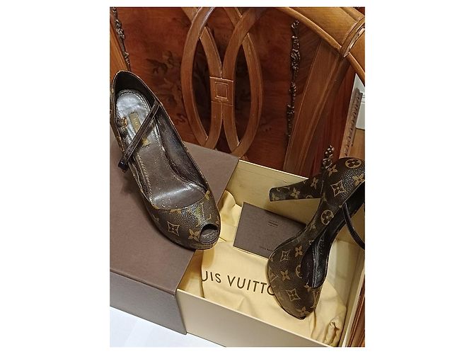 Louis Vuitton Monogram Peep-Toe Pumps Braun - Ansicht 7