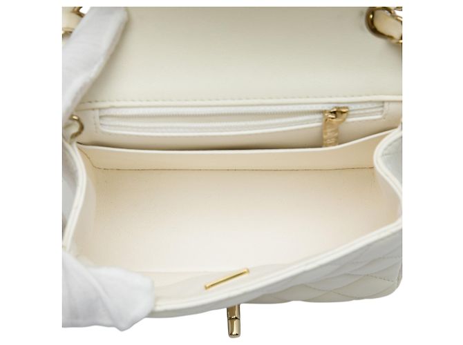 Bolsa Tiracolo Chanel Mini Square Classic em pele de cordeiro branca com aba simples Branco - vista 4