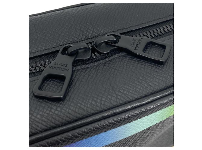 Borsa a tracolla Louis Vuitton Taiga Rainbow Soft Trunk Nera Nero - vista 11