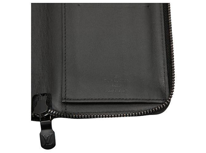Carteira Longa Vertical Zippy Louis Vuitton Monogram Shadow Preta Preto - vista 5