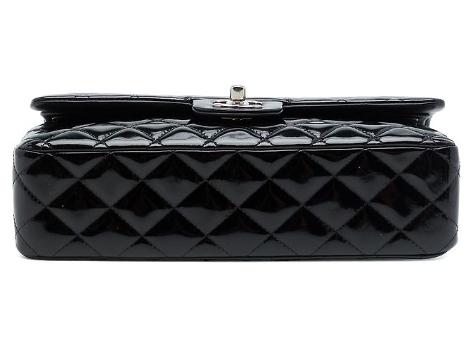 Bolso de hombro Chanel Medium Classic Double Flap de charol negro - vista 3