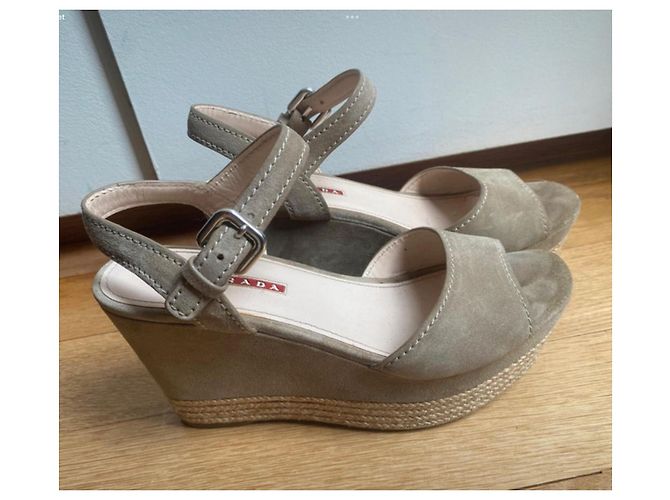 Prada Keilabsätze-Sandalen aus beigem Wildleder - Ansicht 2