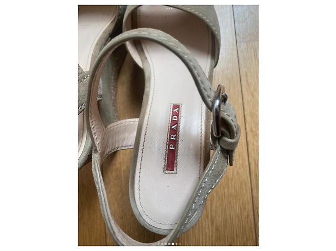 Prada Keilabsätze-Sandalen aus beigem Wildleder - Ansicht 3