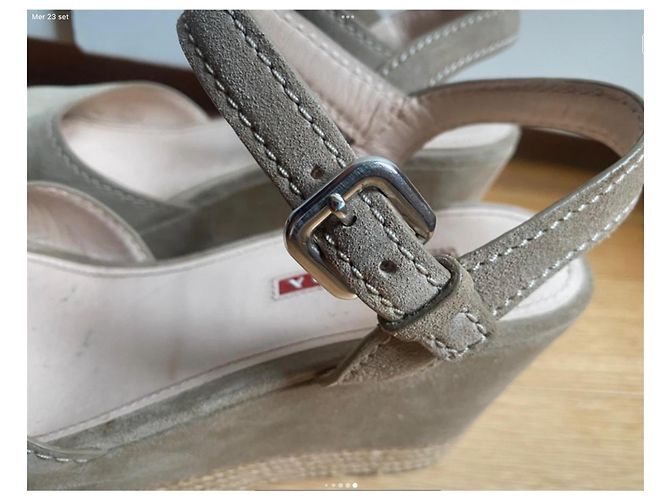 Prada Keilabsätze-Sandalen aus beigem Wildleder - Ansicht 5