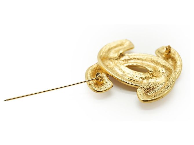 Timeless Chanel Spilla Vintage in metallo dorato logo CC Matelassé D'oro - vista 3