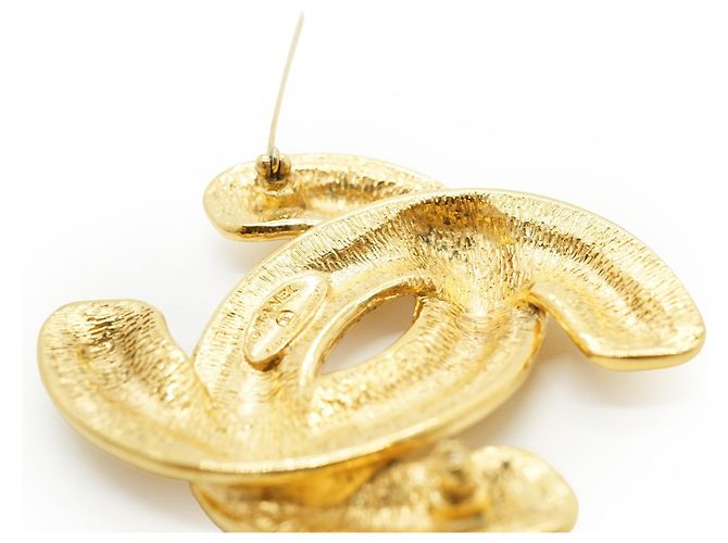 Timeless Chanel Spilla Vintage in metallo dorato logo CC Matelassé D'oro - vista 4