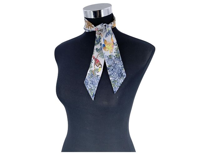 Hermès Hermes Gris Perle Equateur by Robert Dallet Silk Twilly 86 Scarf - vista 2