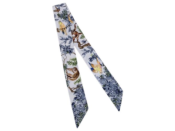 Hermès Hermes Gris Perle Equateur by Robert Dallet Silk Twilly 86 Scarf - vista 3