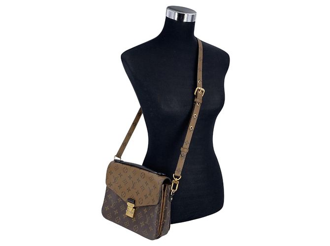 Louis Vuitton Borsa a tracolla Pochette Metis Reverse in tela marrone - vista 2