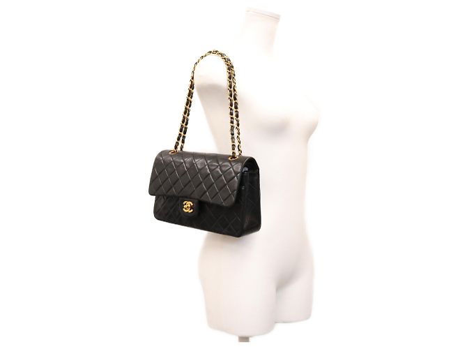 Borsa a tracolla CHANEL A01112 25 in pelle d'agnello matelassé nera - vista 13