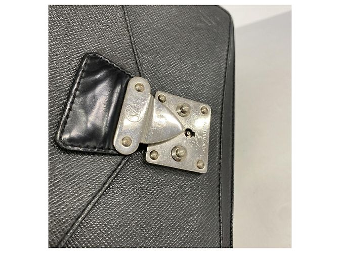 Sac à main Louis Vuitton Taiga Monceau 28 Gris - vue 10