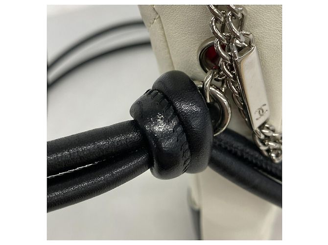 Borsa a tracolla Chanel Cambon in pelle di agnello bianca e nera Nero Bianco - vista 9