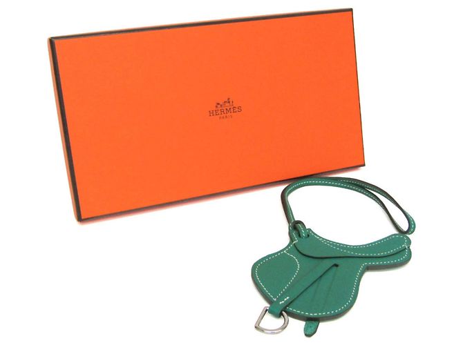 Hermès Chaveiro Hermes Paddock Cell Saddle Bag Charm em Verde - vista 2
