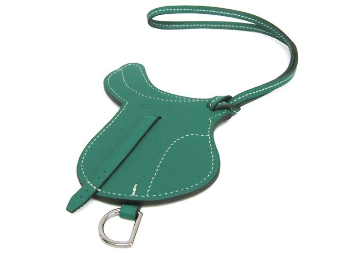 Hermès Chaveiro Hermes Paddock Cell Saddle Bag Charm em Verde - vista 3