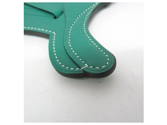 Hermès Chaveiro Hermes Paddock Cell Saddle Bag Charm em Verde - vista 4