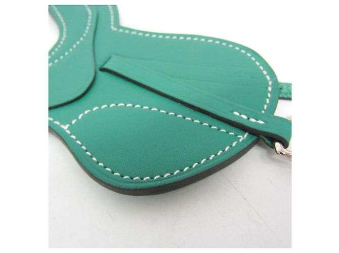 Hermès Chaveiro Hermes Paddock Cell Saddle Bag Charm em Verde - vista 5